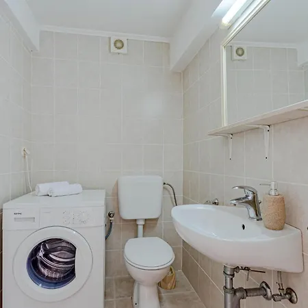 Lovely Home In Podobuce With House Sea View * Podobuce